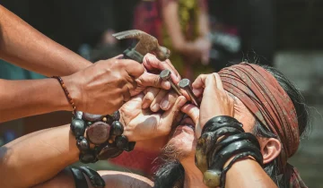 Ritual Keteguhan: Mengabadikan Seni Ekstrem Debus dari Tanah Jawara