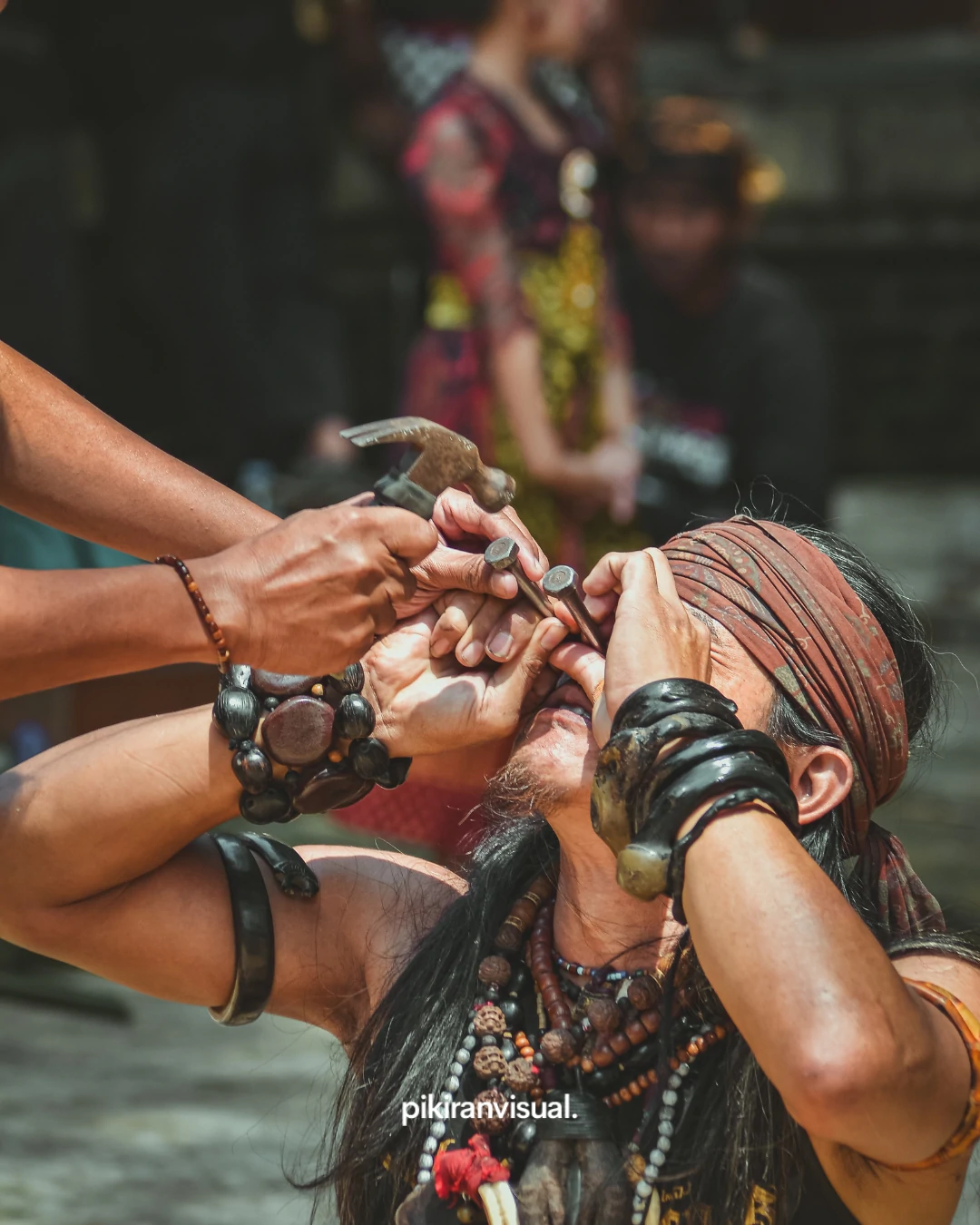 Ekspresi mendalam seorang pelaku Debus dalam pertunjukan 'Ritual Keteguhan: Debus dari Tanah Jawara'