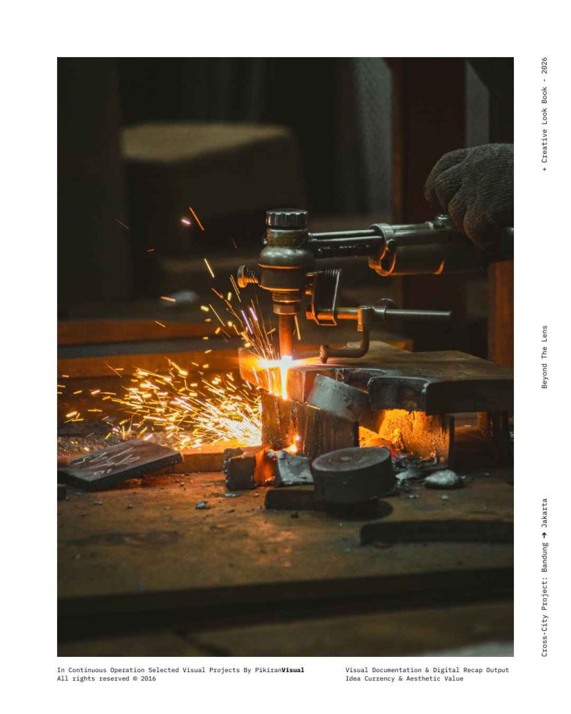 Detail gerigi berkarat dan mesin tua di Pasar Jatayu Bandung hasil foto PikiranVisual.