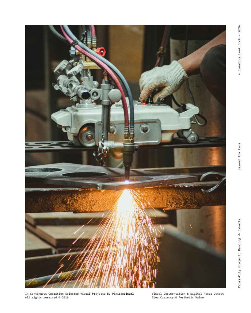 Detail gerigi berkarat dan mesin tua di Pasar Jatayu Bandung hasil foto PikiranVisual.