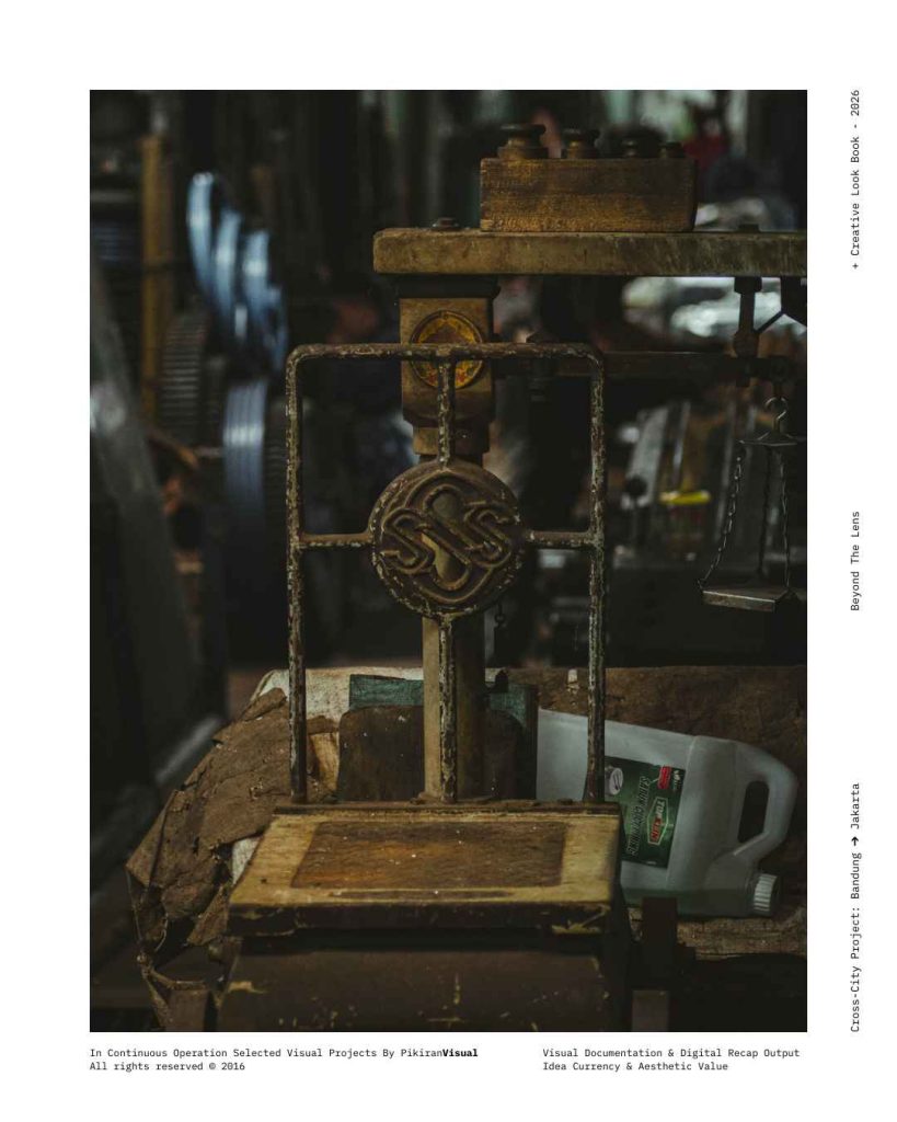 Detail gerigi berkarat dan mesin tua di Pasar Jatayu Bandung hasil foto PikiranVisual.