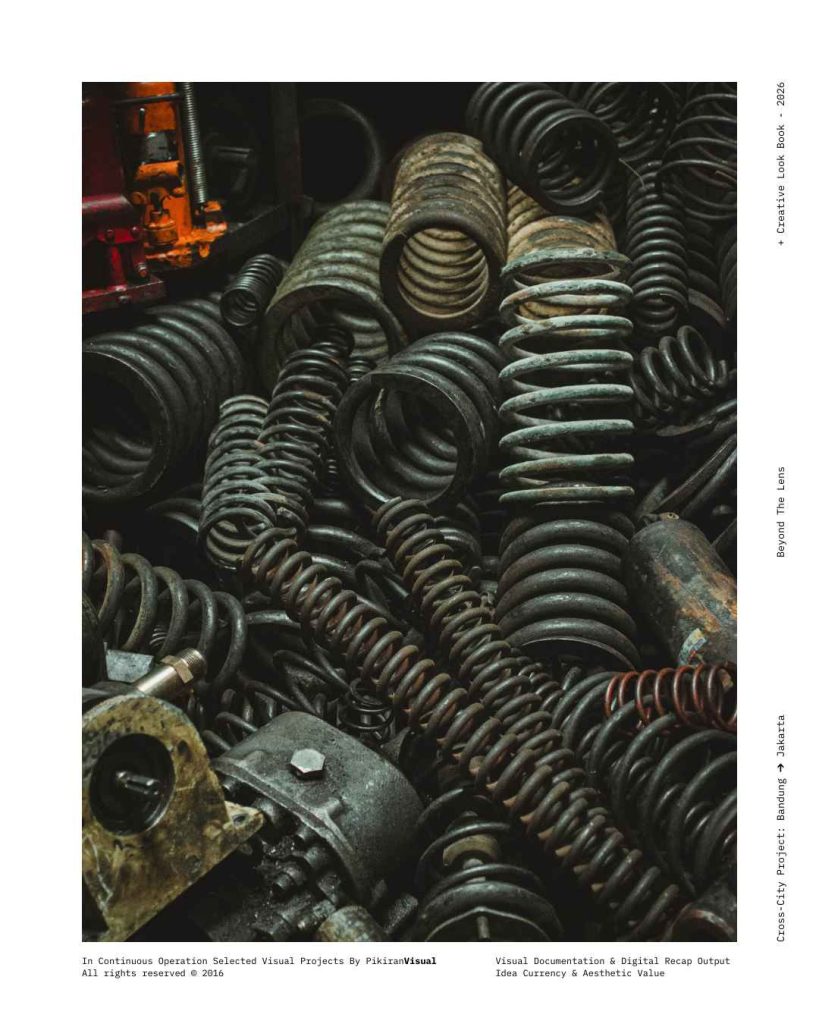 Detail gerigi berkarat dan mesin tua di Pasar Jatayu Bandung hasil foto PikiranVisual.