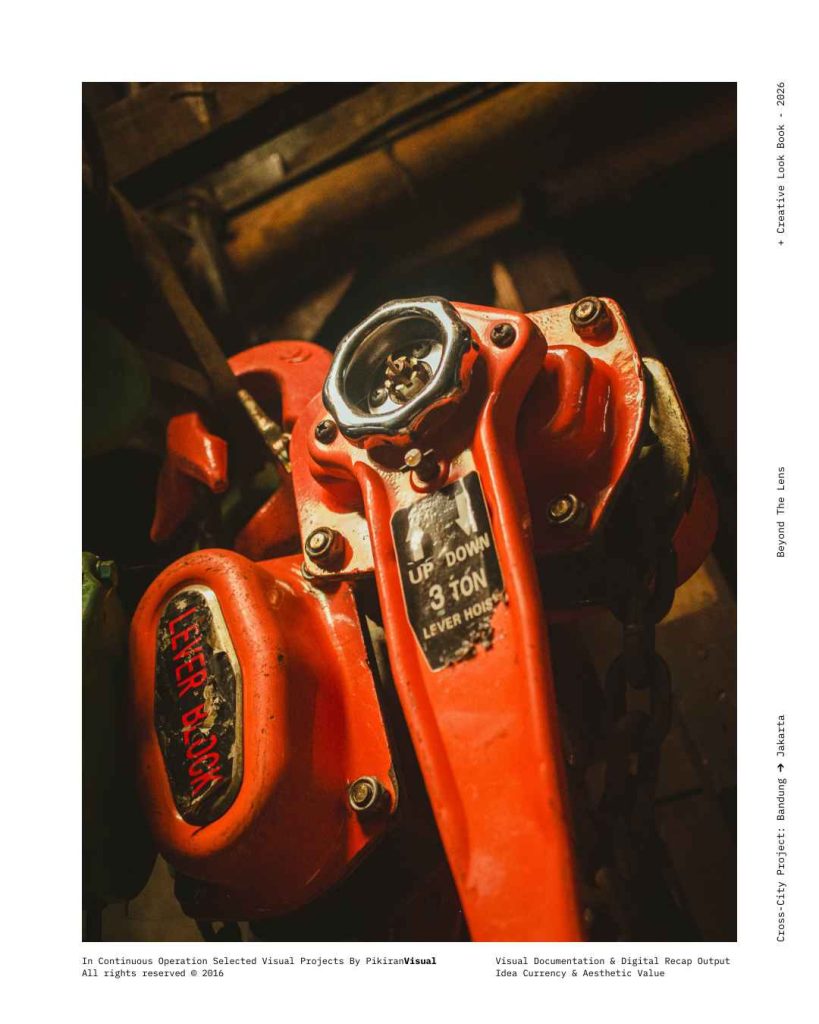 Detail gerigi berkarat dan mesin tua di Pasar Jatayu Bandung hasil foto PikiranVisual.