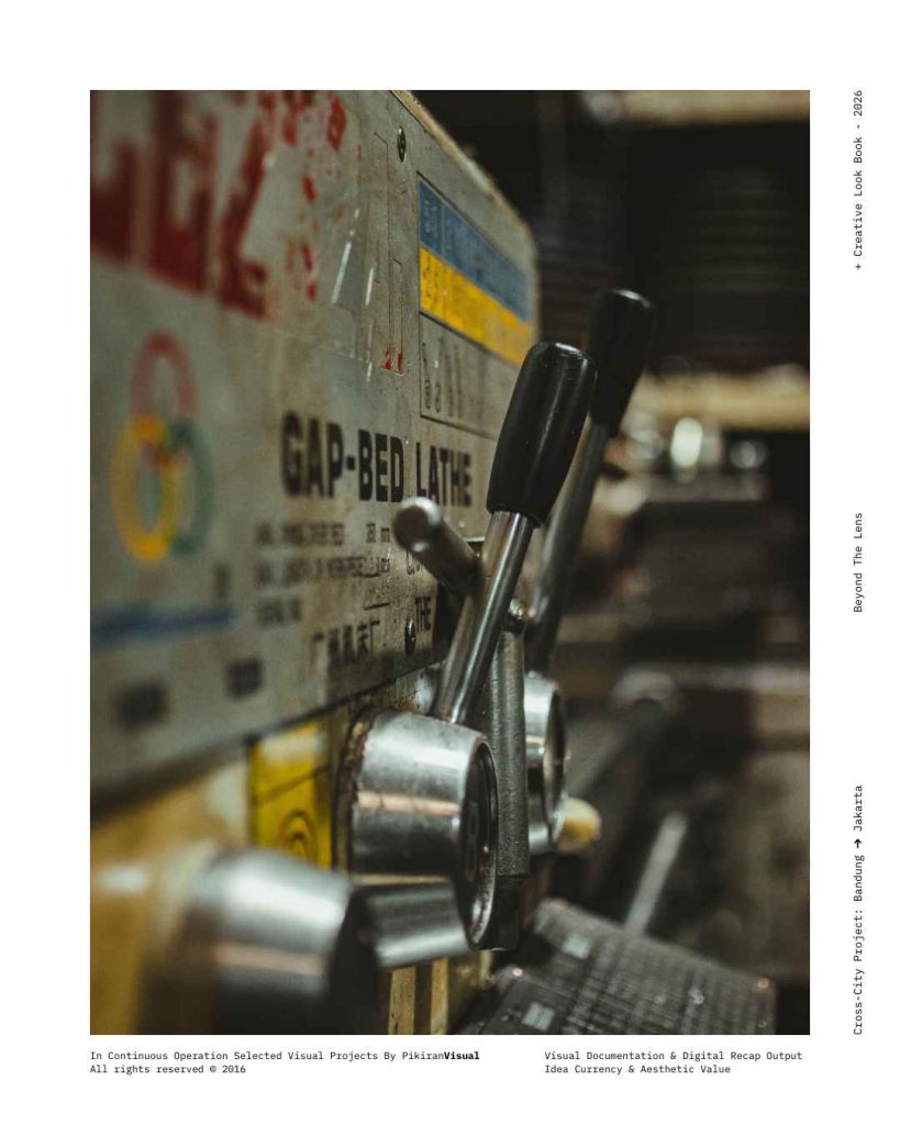 Detail gerigi berkarat dan mesin tua di Pasar Jatayu Bandung hasil foto PikiranVisual.