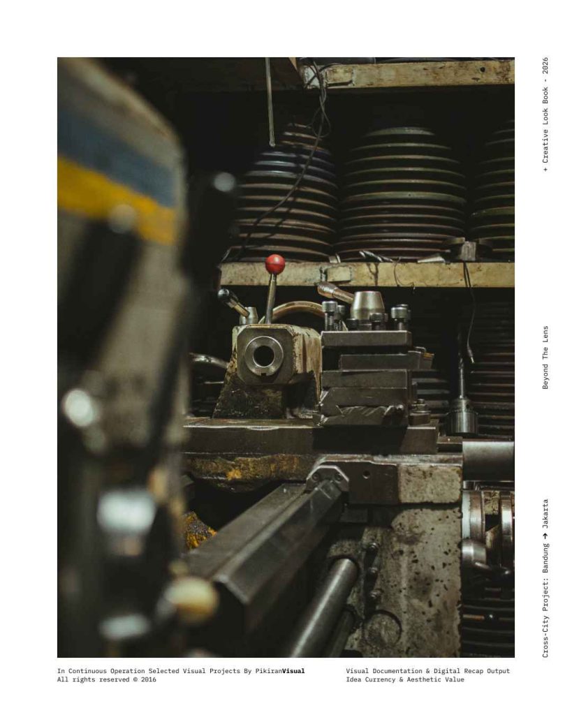 Detail gerigi berkarat dan mesin tua di Pasar Jatayu Bandung hasil foto PikiranVisual.