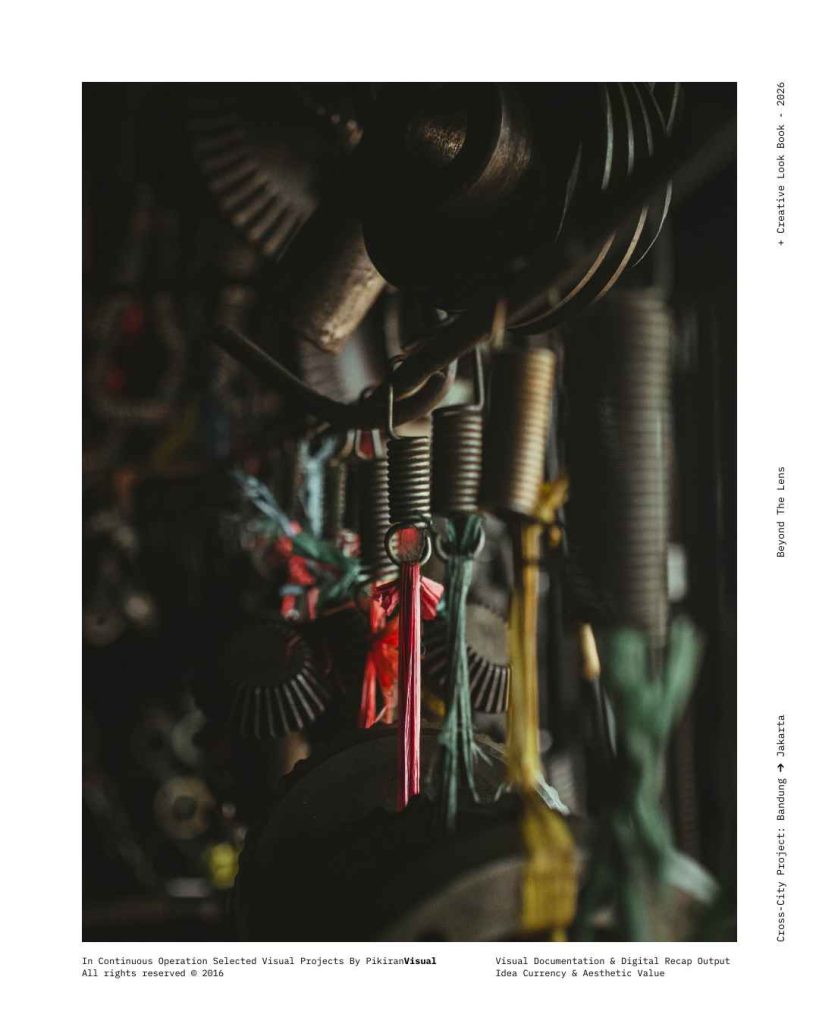 Detail gerigi berkarat dan mesin tua di Pasar Jatayu Bandung hasil foto PikiranVisual.