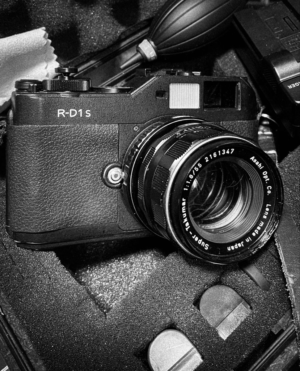 Kamera digital rangefinder Epson R-D1 dengan indikator jarum analog.