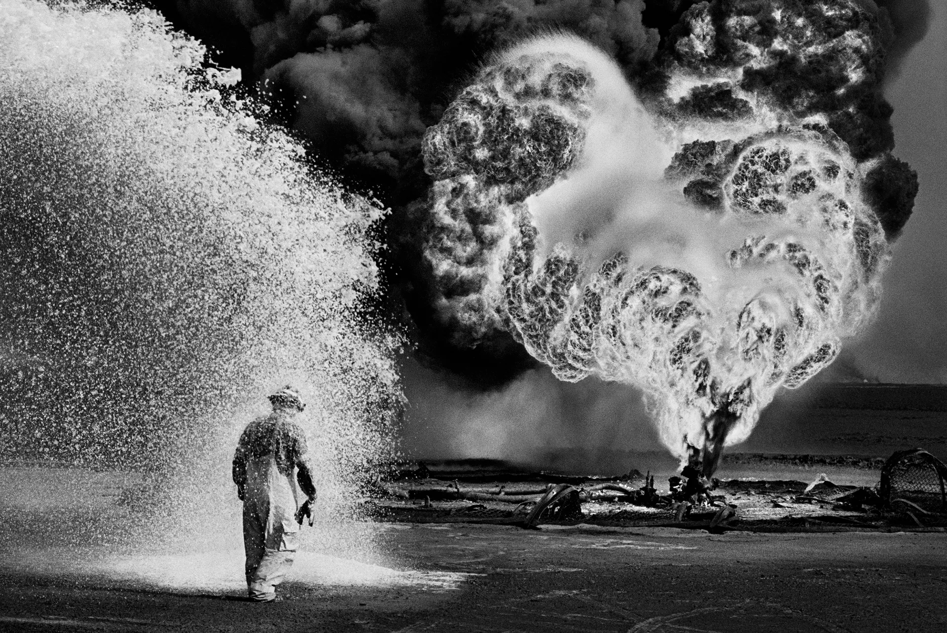 Foto dokumenter epik hitam putih karya Sebastião Salgado yang mengangkat isu sosial dan lingkungan