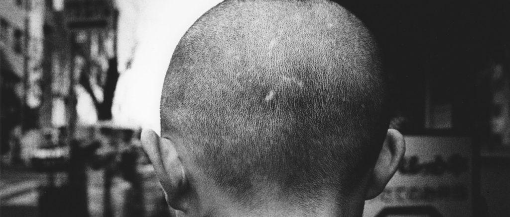 Fotografi hitam putih gaya Daido Moriyama atau Eksplorasi grain dan kontras dalam fotografi minimalis.